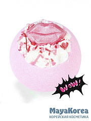 Бомба для ванны "Поцелуй меня", 250 г 
Аромат: летний луг. 
Цвет воды: садовый пион, непрозрачный.